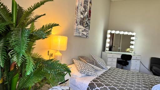 “BEAUTIFUL SPACE” 10 MTOS Airport JFK THE BEACH - Housity