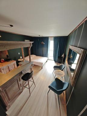 Entrez Apartments 5 - City center with small garden - Housity