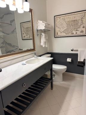 Cow Hollow Inn and Suites - Housity