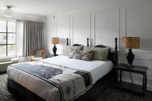 Cow Hollow Inn and Suites - Housity