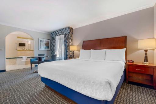 Best Western Plus Marina Shores Hotel - Housity