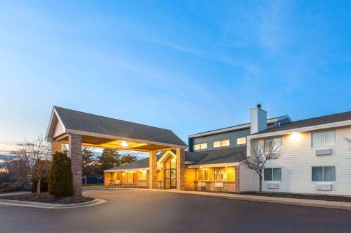 AmericInn by Wyndham Oscoda Near AuSable River - Housity