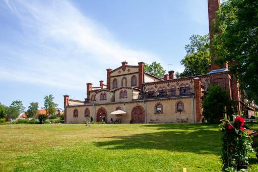 Mooste Viinavabriku Hotell & Restoran - Housity