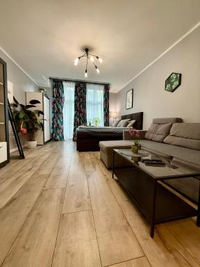 Apartament FLAMING z balkonem - ścisłe Centrum naprzeciwko PKP i PKS - darmowy parking - bezpłatne późne wymeldowanie - wystawiamy FV - self check in - Housity