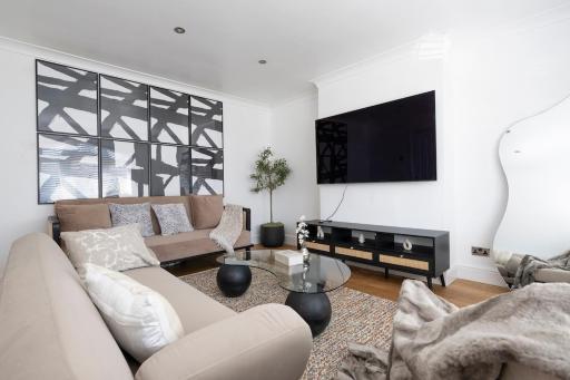 The Romford Oasis - Spacious 4 bedroom escape - Housity