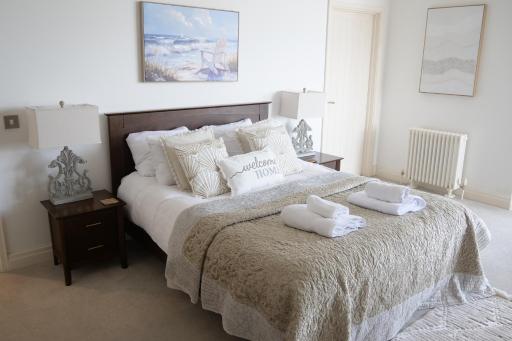 Seas the Day Beachfront Apartment Ramsgate - Sleeps 4 - Housity