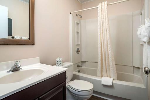 Rodeway Inn & Suites - Housity