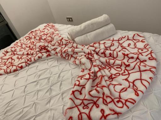 Cozy Entire Apartment with Free onsite Parking, 2-Min Walk to Barking Station - Housity