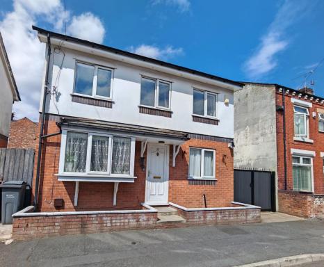 Regent House - Holiday Home With Free Parking - 5 Minutes Drive to Coop Live Arena, Etihad Stadium & Manchester City Centre - Housity