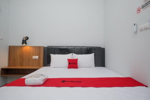 RedDoorz Plus near Alun Alun Kota Blora - Hizvo
