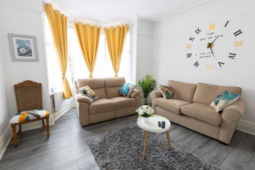 Luxurious 5 bedrooms apartment and a living room in 7 Sydenham Road, Oxbridge, Stockton, Stockton-on-Tees, TS18 4DG - Housity