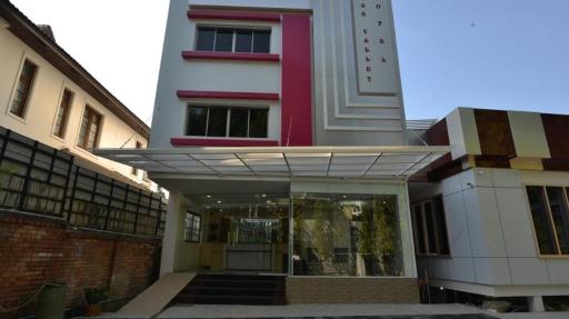 Serene Valley Hotel - Housity