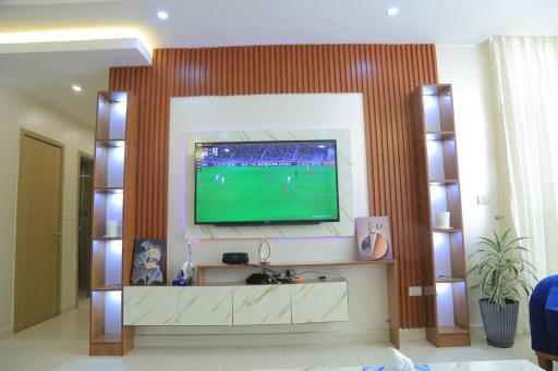 Roomy 3Br 2½ Ba  by UNECA + Generator - Housity