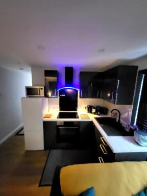 Town Centre Modern 1 Bedroom self-contained Apartment - Housity