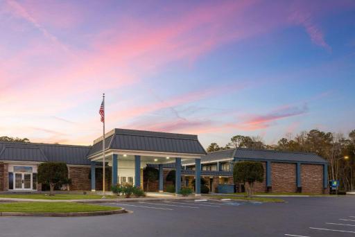 Days Inn by Wyndham Hinesville Near Fort Stewart, Newly Renovated, Free Hot Breakfast, Restaurant and Bar - Housity