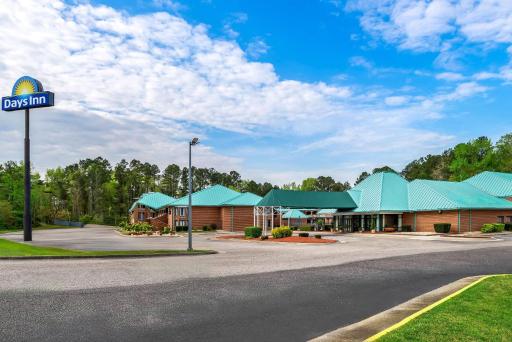 Days Inn by Wyndham Petersburg/South Fort Lee - Housity