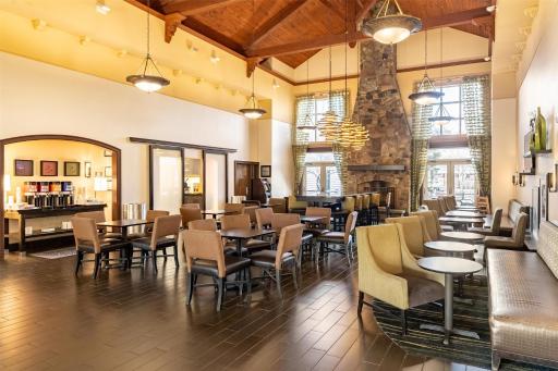 Hampton Inn & Suites Newtown - Housity