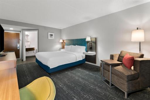 Hampton Inn & Suites Newtown - Housity