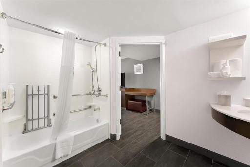 Hampton Inn & Suites Newtown - Housity
