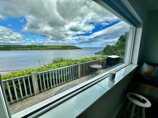 Beachfront PERIWINKLE COTTAGE, with the most amazing sea view - Housity