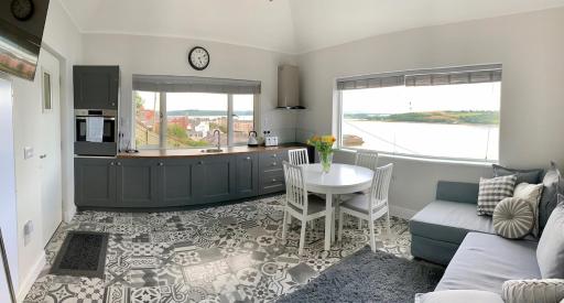 Beachfront PERIWINKLE COTTAGE, with the most amazing sea view - Housity