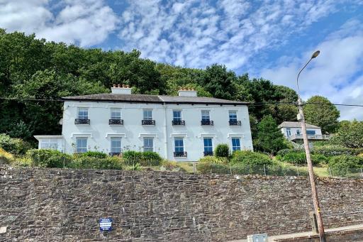 Beachfront PERIWINKLE COTTAGE, with the most amazing sea view - Housity
