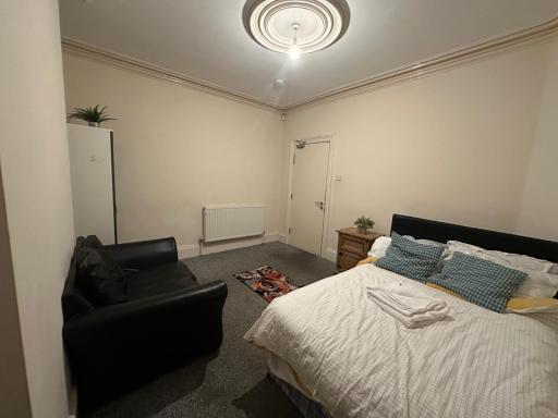 Smethwick Birmingham Cosy Spacious Bedroom - Free WiFi & Parking - Housity