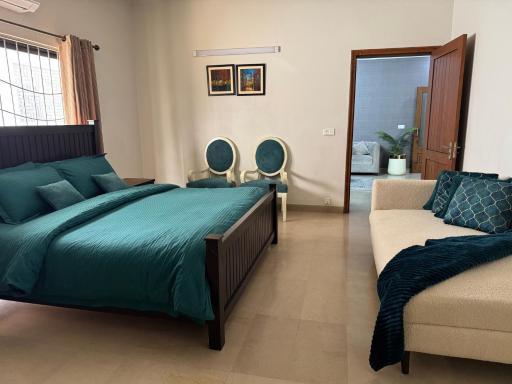 Family Friendly 2-Bedroom Home Upper Portion with Parking - Housity