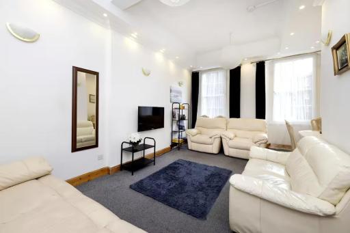 JOIVY 3 bed flat in Old town, close to Grassmarket - Housity