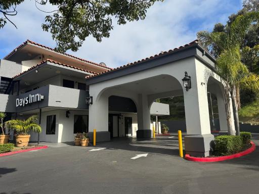 Days Inn by Wyndham Encinitas Moonlight Beach - Housity