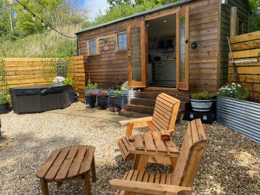 Cosy Shepherds Hut, heating, Hot Tub, WiFi and magnificent view - Housity