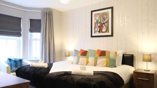 Spacious & Contractor & Family & Private Parking & Garden - Housity