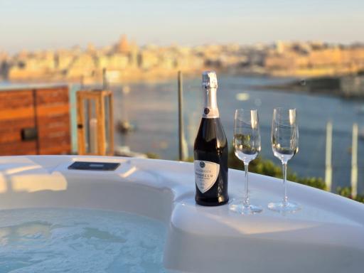 Valletta View Seafront Triplex Penthouse with Rooftop Jacuzzi - Housity