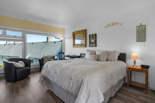 The Tides by the Sea - Housity