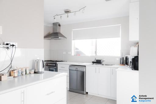 Spacious 5-bed house opposite IGA & Golf Course - Housity