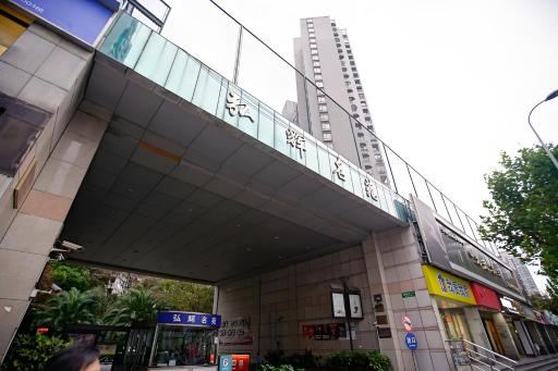EHUB - Modern Rare 4-Bedroom APT, 50m from subway - Housity