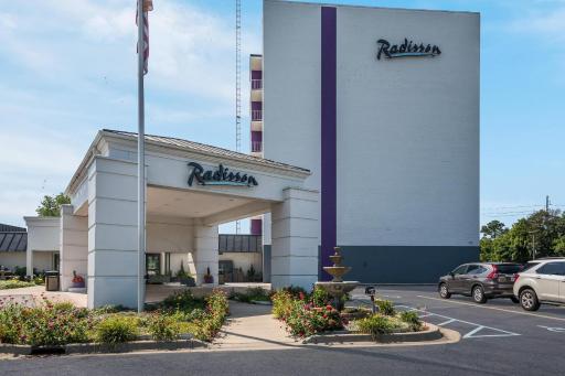 Radisson Hotel Grand Rapids Riverfront - Housity