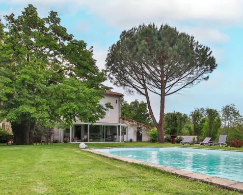 Domaine d'AROMM - Chambres d'hotes & gites - Piscine, Jacuzzi, Etangs & Animaux - Au calme - Housity