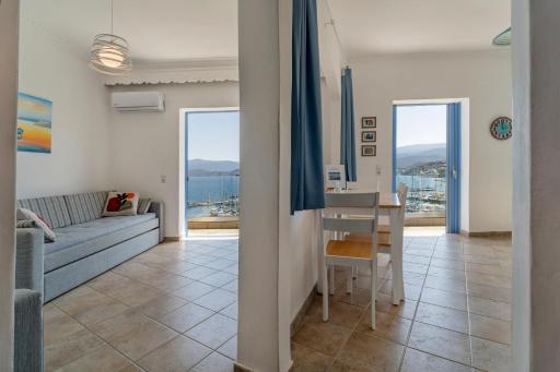 THE HOWARD PLACE - ENTIR HOME WITH A SEA VIEW FOR 5 GUESTs - Housity