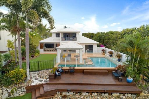 Stunning Waterfront Coastal Retreat, sleeps 13 - Housity