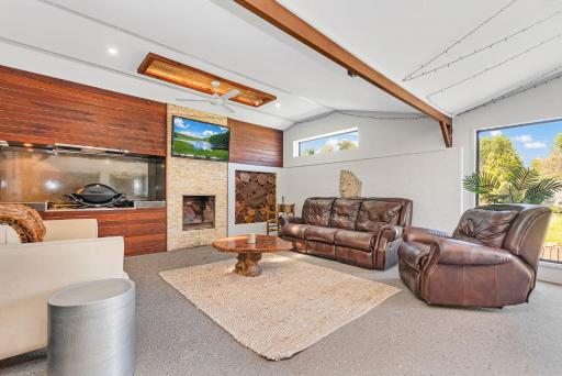 Guthrie's Place - Family Resort Style Home by Echuca Holiday Homes - Housity