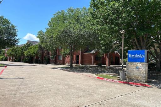Travelodge by Wyndham Arlington/Dallas Area - Housity