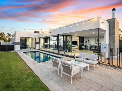 The Sinatra Holiday House in Mulwala - 10 individual beds - Housity