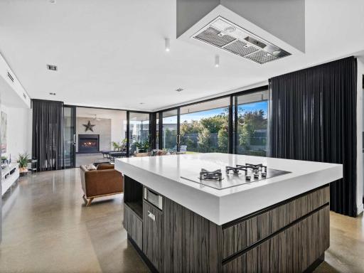 The Sinatra Holiday House in Mulwala - 10 individual beds - Housity