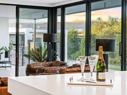 The Sinatra Holiday House in Mulwala - 10 individual beds - Housity