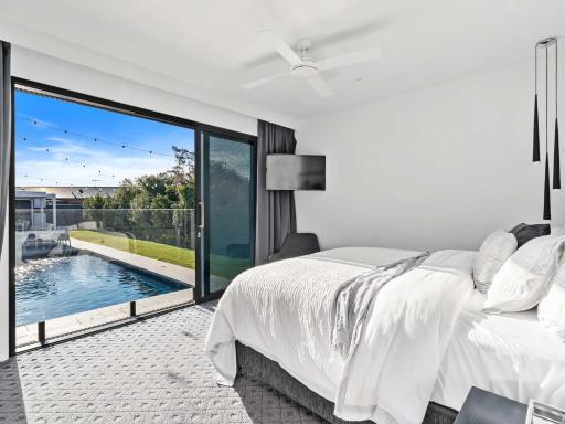 The Sinatra Holiday House in Mulwala - 10 individual beds - Housity