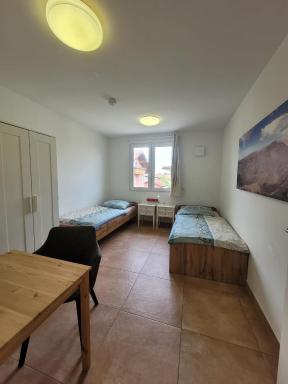 Pension Chen, 2 Doppelzimmer , EBK, separater Balkon - Housity