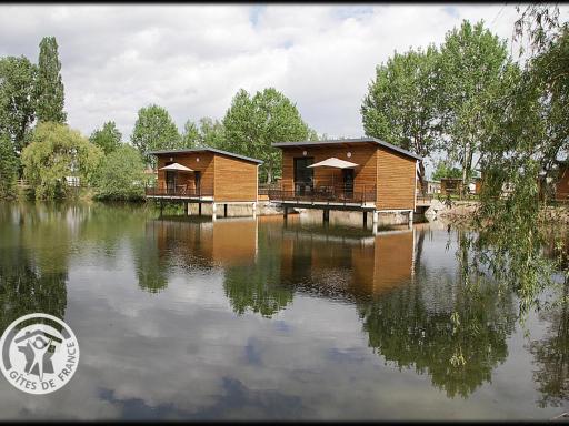Chalets confortables en bord d'étang, parfaits pour pêche et nature, avec terrasse et équipements modernes - FR-1-496-83 - Housity
