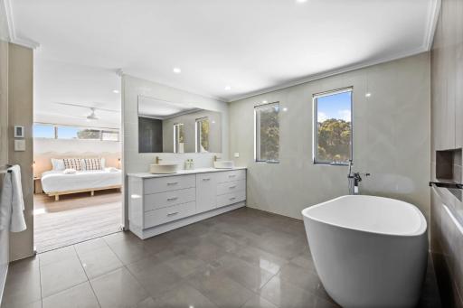Silver Sands Sanctuary - 6BR Beachside Luxury - Housity