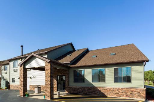 Super 8 by Wyndham DeKalb IL - Housity